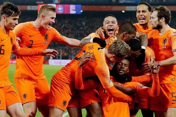 Pourquoi l’équipe des Pays-Bas de football joue avec un maillot orange ?